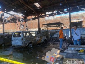 Kebakaran Bengkel Bus Damri di Surabaya Diduga gegara Korsleting Listrik