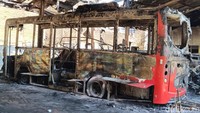 Satu bus listrik juga hangus terbakar dalam kejadian tersebut.