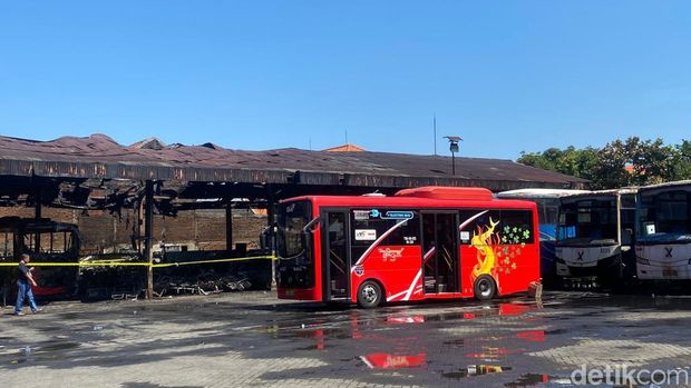 Bengkel Bus Damri di Jalan Jagir Sidosermo Surabaya yang terbakar. Satu bus listrik terbakar.
