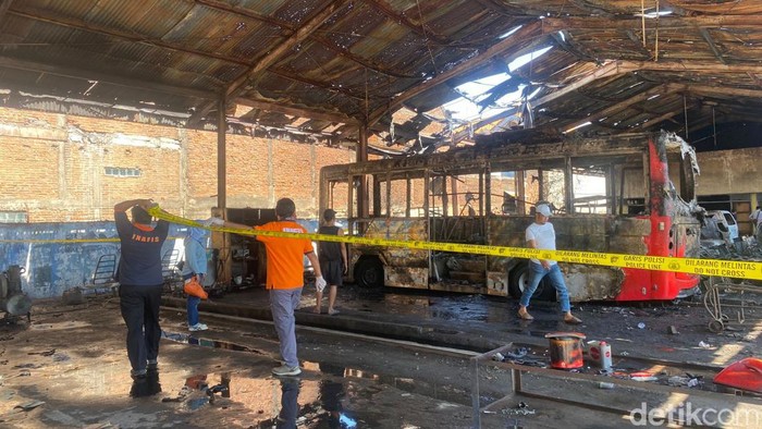 Bengkel Bus Damri di Jalan Jagir Sidosermo Surabaya yang terbakar. Satu bus listrik terbakar.