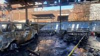 Nampak satu motor dan juga mobil yang hangus terbakar di Bengkel Bus Damri Surabaya.