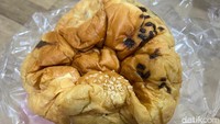 DetikFood membeli roti sobek 5 rasanya. Harganya Rp 18.000 dan dalamnya terdiri dari rasa cokelat, keju, vanilla, srikaya, kopi, dan cokelat kacang. Foto: Detikcom / Atiqa Rana