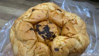 Kalau ini roti sobek isi 2 varian rasa, yaitu campuran cokelat dan keju. Harganya pun sama, Rp 18.000 saja. Foto: Detikcom / Atiqa Rana