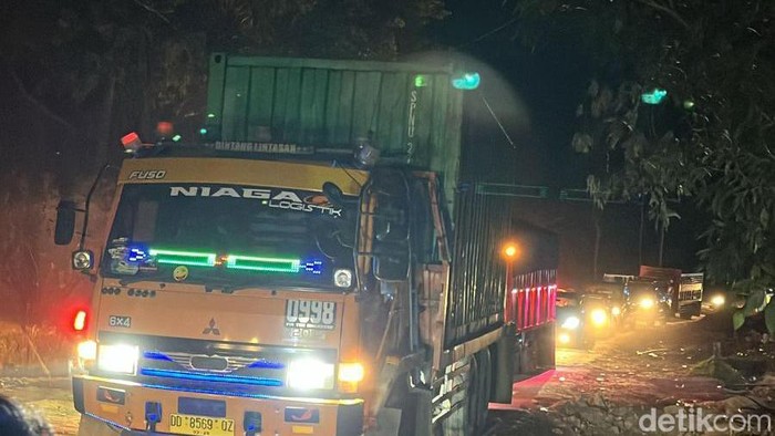 Kemacetan di Jalan Poros Maros-Bone wilayah Camba, Kabupaten Maros, Sulawesi Selatan (Sulsel).