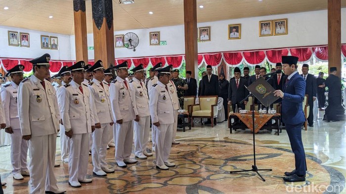 Bupati Trenggalek Arifin saat perpanjangan masa jabatan kades.