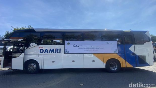 Bus DAMRI yang disiapkan untuk penjemputan jemaah haji dipastikan aman dari kebakaran bengkel di Surabaya.