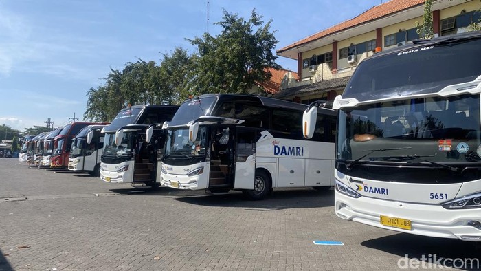 Bus DAMRI yang disiapkan untuk penjemputan jemaah haji dipastikan aman dari kebakaran bengkel di Surabaya.