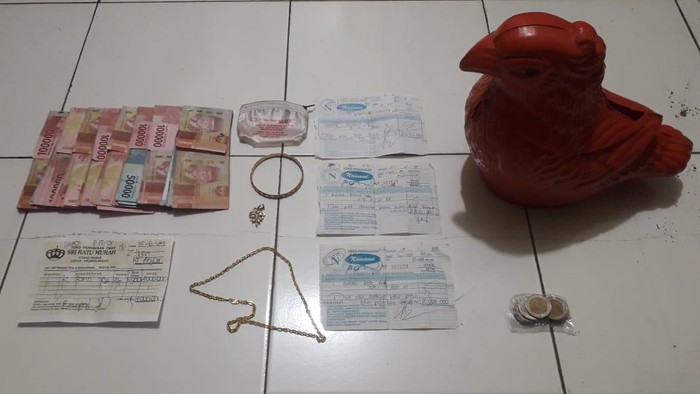 Celengan dan perhiasan milik keponakan yang dicuri paman di Probolinggo.