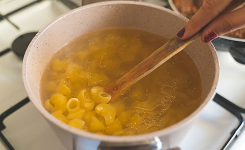 Kacau! Netizen Ini Bikin Cocktail dari Air Rebusan Pasta