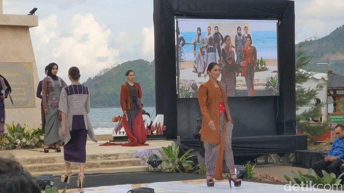 East Java Fashion Harmony 2024 di Pantai Midodaren Tulungagung yang dihadiri Menparekraf Sandiaga Uno.