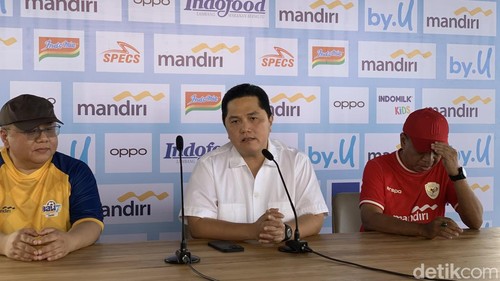 Ketum PSSI Erick Thohir saat konferensi pers turnamen Bali 7s di Training Center Bali United, Gianyar, Sabtu (22/6/2024).