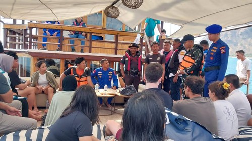 Evakuasi korban kapal pinisi kapal tenggelam di Pulai Padar, Sabtu (22/6/2024).