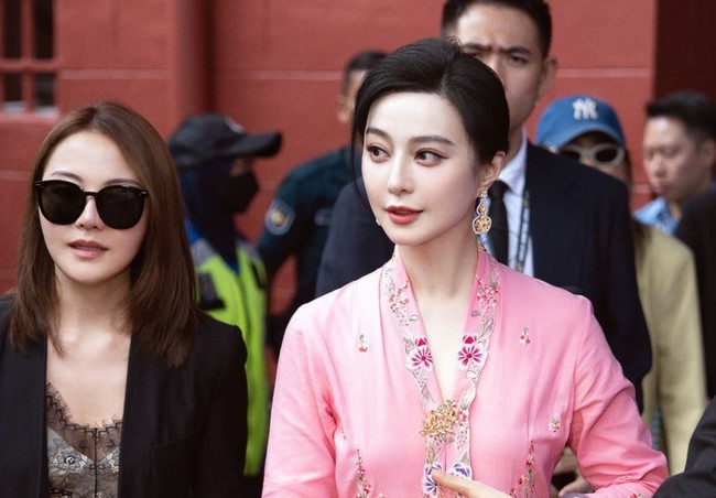 Wanita 42 tahun ini memakai kebaya encim warna pink pastel dengan bordiran bunga. Dalam budaya Malaysia, baju tradisional model ini dikenal dengan sebutan kebaya nyonya. Foto: Instagram/@bingbing_fan