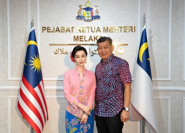 Fan Bingbing berada di Malaysia sebagai duta pariwisata untuk Visit Melaka 2024. Dalam sejumlah kesempatan, aktris cantik asal China ini terlihat memakai kebaya. Foto: Instagram/@bingbing_fan