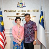 Fan Bingbing berada di Malaysia sebagai duta pariwisata untuk Visit Melaka 2024. Dalam sejumlah kesempatan, aktris cantik asal China ini terlihat memakai kebaya. Foto: Instagram/@bingbing_fan