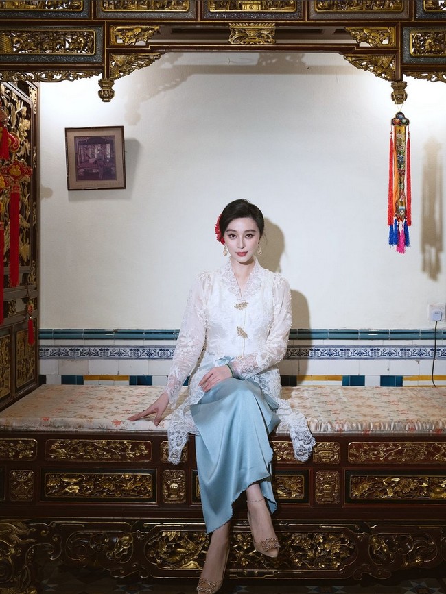 Dalam kesempatan lainnya, Fan Bingbing memilih kebaya lace putih dioadu kain satin warna biru laut. Busana yang dikenakannya merupakan koleksi dari rumah mode Khoon Hooi Gold. Foto: Instagram/@bingbing_fan
