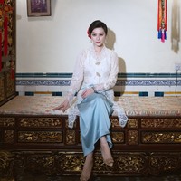 Dalam kesempatan lainnya, Fan Bingbing memilih kebaya lace putih dioadu kain satin warna biru laut. Busana yang dikenakannya merupakan koleksi dari rumah mode Khoon Hooi Gold. Foto: Instagram/@bingbing_fan