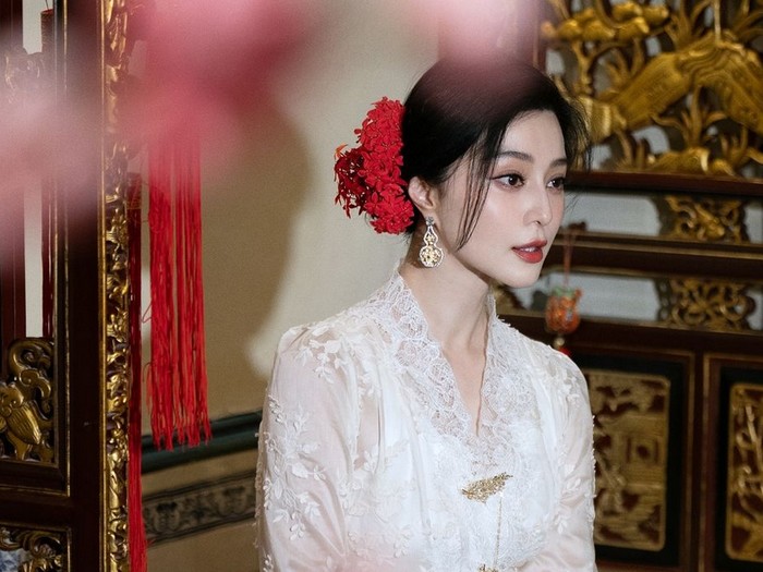 Gaya Fan Bingbing Pakai Kebaya.