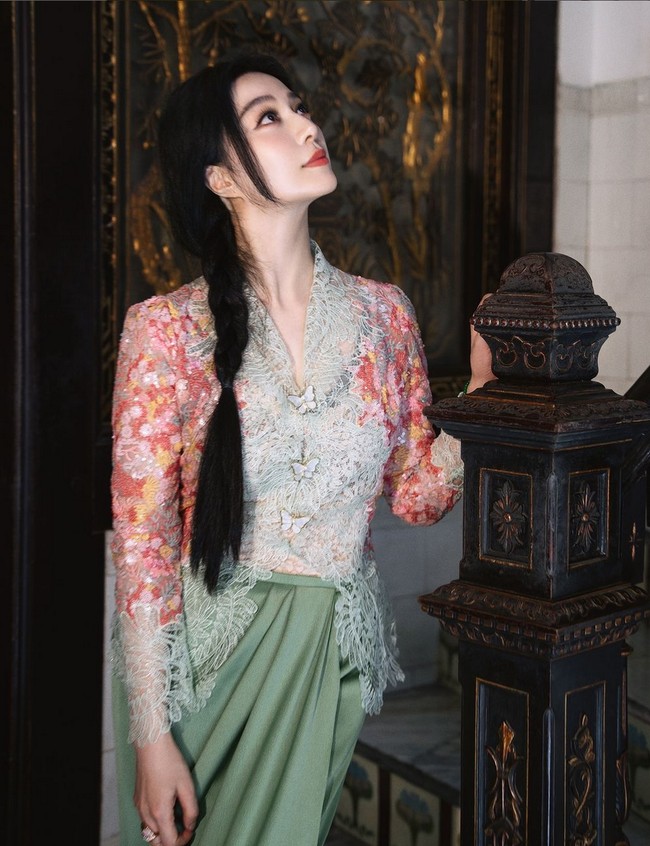 “Penampilan Nyonya saya yang ketiga,” tulis Fan Bingbing, mengenakan kebaya nyonya dengan desain yang lebih modern. Foto: Instagram/@bingbing_fan