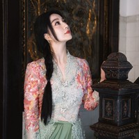 “Penampilan Nyonya saya yang ketiga,” tulis Fan Bingbing, mengenakan kebaya nyonya dengan desain yang lebih modern. Foto: Instagram/@bingbing_fan