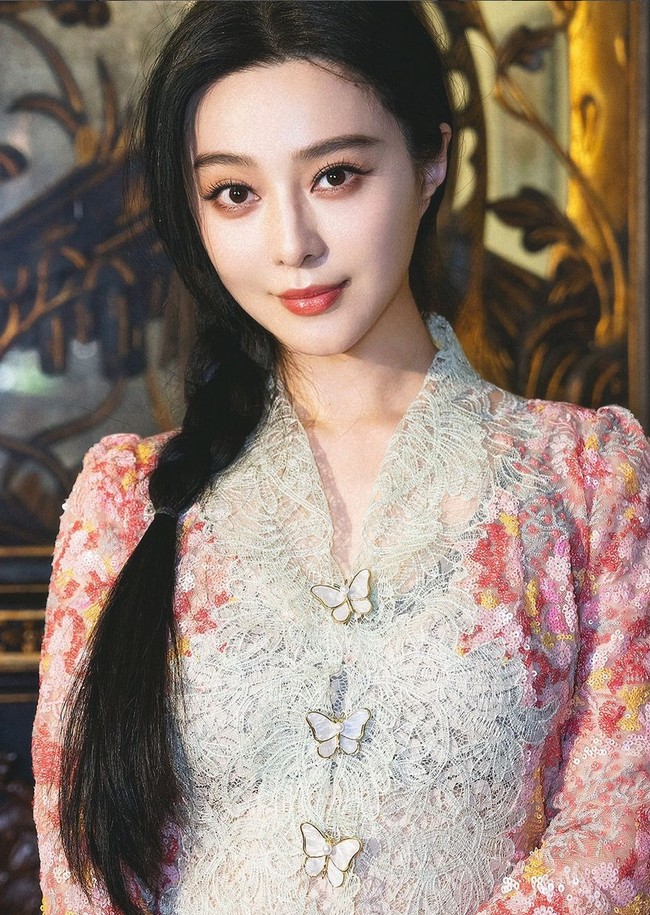 Kebaya tampil manis dan atraktif dengan perpaduan lace, sequin yang dipercantik aksen kupu-kupu pada kancingnya. Rambutnya dikepang dengan riasan wajah segar bernuansa peach-oranye. Foto: Instagram/@bingbing_fan