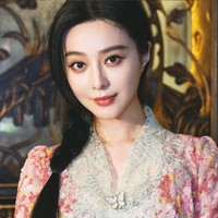 Kebaya tampil manis dan atraktif dengan perpaduan lace, sequin yang dipercantik aksen kupu-kupu pada kancingnya. Rambutnya dikepang dengan riasan wajah segar bernuansa peach-oranye. Foto: Instagram/@bingbing_fan