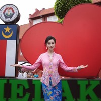 Fan Bingbing memadukan kebaya pink dengan kain batik peranakan warna biru terang motif bunga. Foto: Instagram/@bingbing_fan