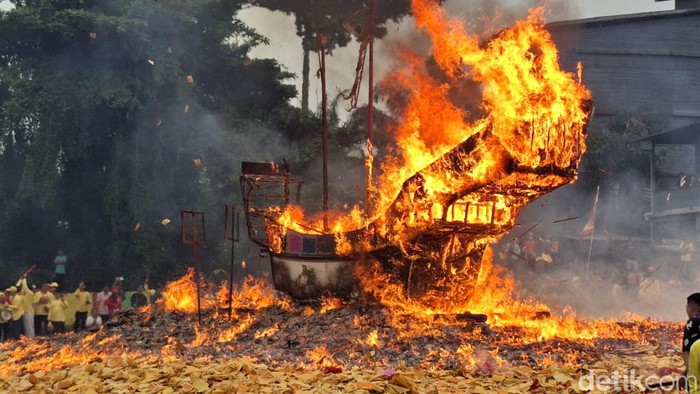 Festival Bakar Tongkang (Raja Adil/detikcom)