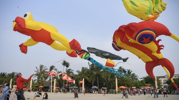 Peserta menerbangkan layang-layang saat mengikuti Festival Layang-layang Internasional 2024 di Pantai Lagoon, Taman Impian Jaya Ancol, Jakarta, Sabtu (22/6/2024). Festival tersebut diselenggarakan untuk memeriahkan HUT ke-497 Jakarta yang diikuti sekitar 20 orang peserta internasional dan 90 peserta nasional yang berlangsung hingga 7 Juli 2024. ANTARA FOTO/M Risyal Hidayat/YU