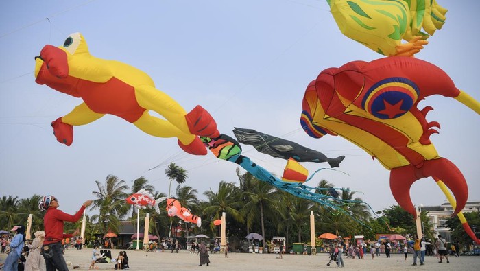 Festival Layang-layang Internasional 2024 Peserta menerbangkan layang-layang saat mengikuti Festival Layang-layang Internasional 2024 di Pantai Lagoon, Taman Impian Jaya Ancol, Jakarta, Sabtu (22/6/2024). Festival tersebut diselenggarakan untuk memeriahkan HUT ke-497 Jakarta yang diikuti sekitar 20 orang peserta internasional dan 90 peserta nasional yang berlangsung hingga 7 Juli 2024. ANTARA FOTO/M Risyal Hidayat/YU
