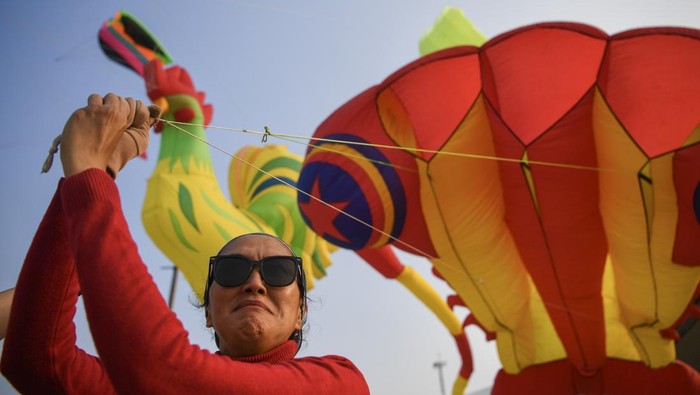 Festival Layang-layang Internasional 2024 Peserta menerbangkan layang-layang saat mengikuti Festival Layang-layang Internasional 2024 di Pantai Lagoon, Taman Impian Jaya Ancol, Jakarta, Sabtu (22/6/2024). Festival tersebut diselenggarakan untuk memeriahkan HUT ke-497 Jakarta yang diikuti sekitar 20 orang peserta internasional dan 90 peserta nasional yang berlangsung hingga 7 Juli 2024. ANTARA FOTO/M Risyal Hidayat/YU