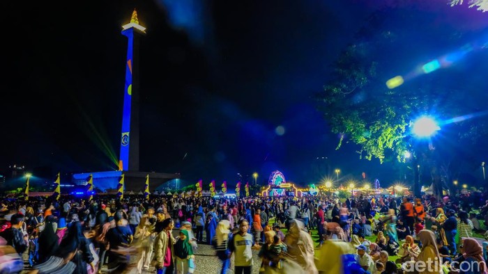 HUT DKI, Warga Tumpah Ruah Ramaikan Jakarnaval di Monas HUT DKI, Warga Tumpah Ruah Ramaikan Jakarnaval di Monas