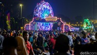 Jakarnaval berpusat di Monas diisi kegiatan pawai, fashion show, sampai pasar malam.