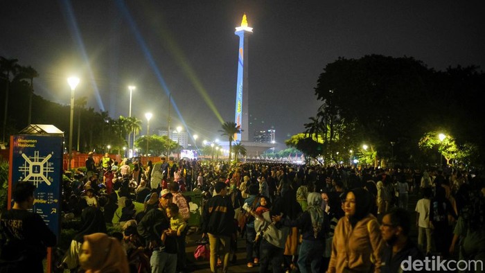 HUT DKI, Warga Tumpah Ruah Ramaikan Jakarnaval di Monas HUT DKI, Warga Tumpah Ruah Ramaikan Jakarnaval di Monas
