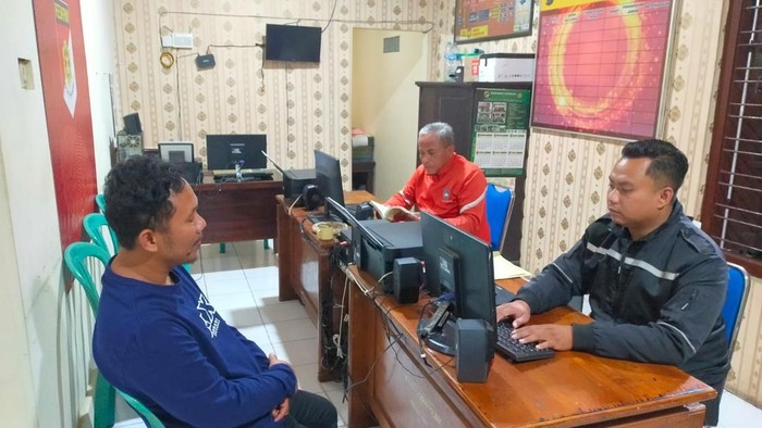 IW saat menjalani pemeriksaan di Polsek Dau.