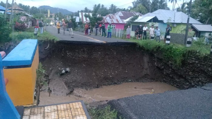 Jalan Trans Sulawesi di Desa Monano, Kabupaten Bone Bolango, Gorontalo, putus diterjang banjir.