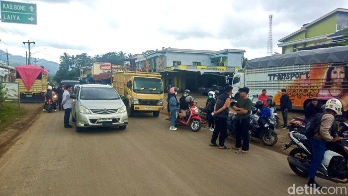 Pengendara mulai mengantre di Bengo-bengo menunggu Jalur Kappang, Kabupaten Maros, Sulawesi Selatan (Sulsel) dibuka.