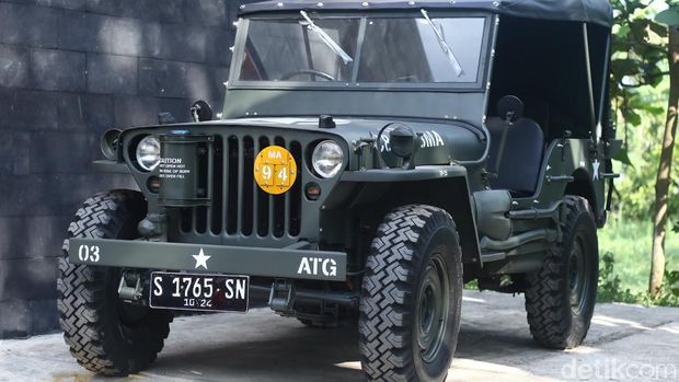 Proses pembuatan mobil Jepang diubah menjadi mobil perang Willys 1994 di Ngemplak, Sleman, Sabtu (22/6/2024).