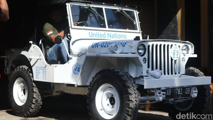 Proses pembuatan mobil Jepang diubah menjadi mobil perang Willys 1994 di Ngemplak, Sleman, Sabtu (22/6/2024).