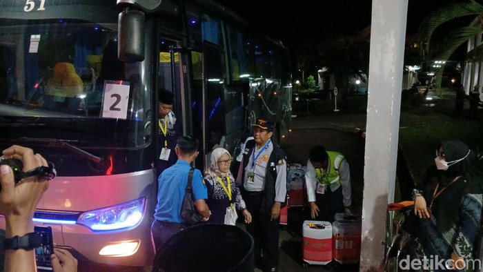 Jemaah haji deberkasi Batam tiba di asrama haji malam ini pukul 19.18 WIB.(Alamudin/detikcom)