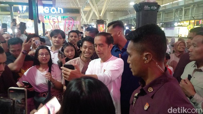 Presiden Joko Widodo (Jokowi), saat berkunjung ke Solo Paragon Mall, Sabtu (22/6/2024).
