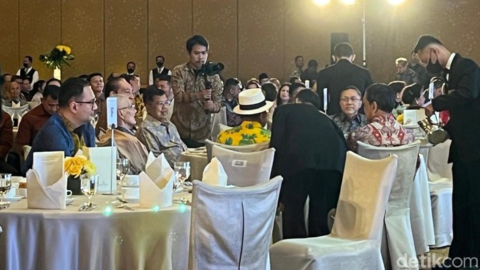 Jusuf Kalla, Airlangga Hartarto, dan Zulkifli Hasan menghadiri HUT ke-75 sekaligus peluncuran buku Wakil Ketua Dewan Pembina Partai Golkar, Theo L Sambuaga (Anggi Muliawati/detikcom)