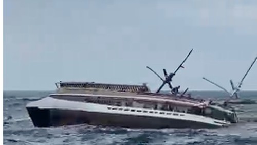 Kapal pinisi tenggelam di Pulau Padar, TN Komod, NTT, Sabtu (22/6/2024) pagi.
