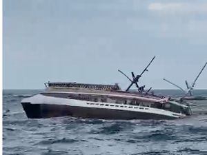 Kronologi Kapal Pinisi Angkut Turis Tenggelam di Pulau Padar