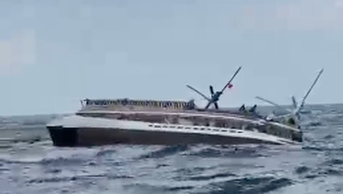 Kapal pinisi tenggelam di Pulau Padar, TN Komod, NTT, Sabtu (22/6/2024) pagi.
