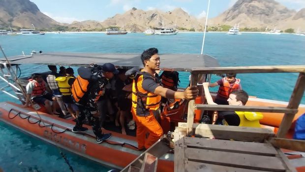 Kapal pinisi tenggelam di Pulau Padar, TN Komod, NTT, Sabtu (22/6/2024) pagi.