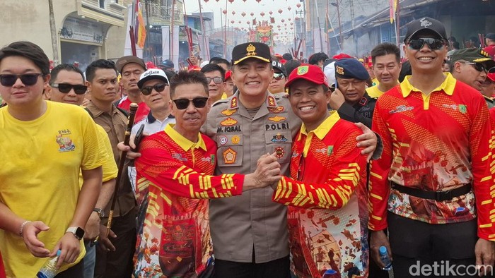 Kapolda ajak Bupati Sintong dan Wabup Sulaiman salam damai (Raja Adil Siregar/detikcom)