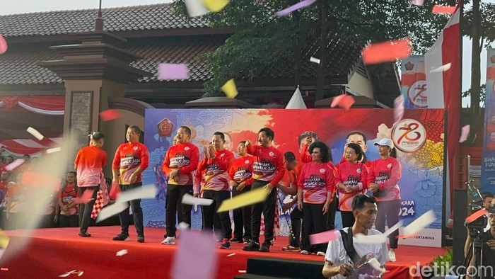 Kapolri Jenderal Listyo Sigit Prabowo melepas acara Bhayangkara Fun Walk 2024 di Lapangan Bhayangkara, Jakarta Selatan, pagi ini. (Ondang/detikcom).