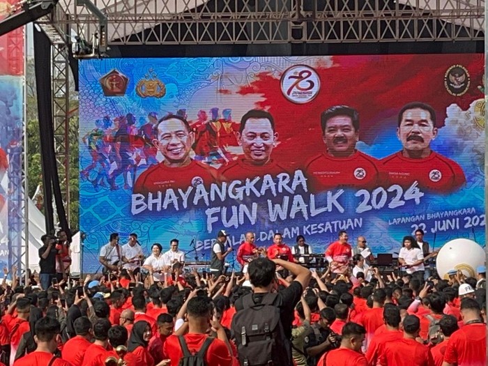 Kapolri Jenderal Listyo Sigit Prabowo turut menghibur masyarakat dan peserta Bhayangkara Fun Walk dengan bernyanyi di atas panggung, Sabtu (22/6/2024).