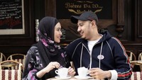Momen Kartika ngopi bersama sang suami juga menarik perhatian. Ia menikmatinya di sebuah kafe di negara Eropa. Foto: Instagram @kartikaputriworld